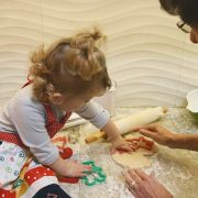 Kochen und Backen mit Kindern Foto von Shaylyn auf Unsplash